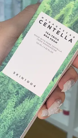 Антибактериальная пенка для умывания SKIN1004 Madagascar Centella Tea-Trica BHA Foam эффективно лечит акне, борется с воспалениями и препятствует их повторному появлению. Нормализует работу сальных желёз, снижает жирность кожи и матирует.  Средство эффективно удаляет все загрязнения и глубоко очищает, помогая избавиться от чёрных точек и забитых пор. Деликатно отшелушивает, разглаживает рельеф и стимулирует процессы регенерации. Веганская формула мягко воздействует на поверхность эпидермиса, не провоцирует раздражений и зуд. Основные действующие компоненты: Экстракт чайного дерева регулирует выработку кожного себума, обладает мощным антимикробным и бактерицидным действием. Прекрасно справляется с любыми воспалениями и раздражениями, эффективно устраняет покраснения и зуд.  Экстракт центеллы азиатской повышает упругость и эластичность, насыщает клетки дермы влагой. Образует защитный барьер, ограждающий от ультрафиолета и негативных факторов внешней среды. Экстракт сосны помогает сохранить молодость и сияние, так как является мощным антиоксидантом. Хорошо увлажняет кожу, повышает её упругость и эластичность. Экстракт какао-бобов оказывает тонизирующее, противоотечное действие. Обладает антиоксидантными свойствами, ускоряет заживление и регенерацию. Салициловая кислота отшелушивает ороговевшие клетки, стимулирует клеточное обновление, оказывает антимикробное воздействие, нормализует pH и работу сальных желез, улучшает цвет лица. Подходит для проблемной, комбинированной и жирной кожи. #kbeauty #drceuracle #skin1004 #beautyofjoseon #skincare #уходоваякосметика #корейскаяуходоваякосметика #уход #корея 
