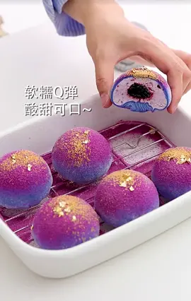 👩‍🍳 Zero failure!Ba vị, bánh nếp dẻo mềm, kem việt quất tan trong miệng, sốt việt quất chua chua ngọt ngọt, không ngấy chút nào, ngon bất ngờ, bạn thử nhé! 🫐🫐Nguyên liệu : Phần vỏ nếp: 100g bột nếp, 30g bột bắp, 30g đường trắng, 2g phấn hoa đậu biếc, 180g sữa, 15g bơ Mứt quất V: 200g quất, 50g đường, 20g nước cốt chanh V Kem việt quất: 300g kem nhạt, 20g đường trắng, 50g sốt việt quất  #mêđồngọt #foodtiktok #nauancungtiktokdouyin #nauancungtiktok #khéotayhaylàm #bánhnếp #banhngot🍰 #melambanh #banhkem 