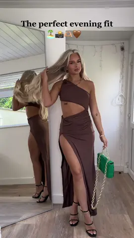 @MissyEmpire evening dress of dreams #missygirl #missyempire #missygirls #browndress #eveningdress #blackheels #greenbag 