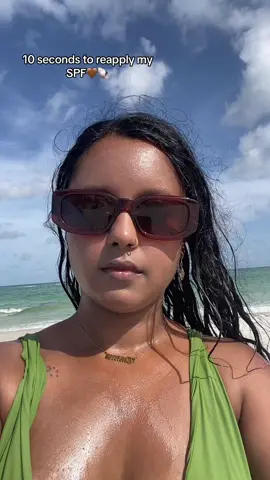 This is my favorite way to reapply my SPF🙌🏽 #reapplysunscreen #reapplyspf #beachaesthetic #beachvibes #beachdays #sunscreen #musthavespf #colorescience 
