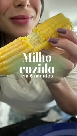 Já manda para aquela pessoa que fazia uma panelada de 🌽 cozido, porque agora voce pode fazer o milho em porção individual e rápida, sempre que quiser. Rico em fibras,  vitaminas (A, B e C) e os sais minerais (cálcio, ácido fólico, potássio, magnésio, ferro e zinco) além de antioxidantes naturais. Você sabia que o milho pode ser um aliado ao emagrecimento? Até mesmo na forma de pipoca caseira (sem o excesso de óleo e manteiga)? Comenta aqui se voce gosta de milho ou se nao sabia dessa informação!⬇️ #receitarapida #receitafit #milho #milhocozido #festajunina #receitapratica #rotina #habitos #dietagostosa #dietasaudavel #dicadecozida #estilodevida #nutri 
