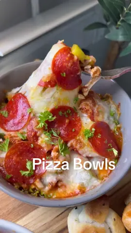 Pizza Bowls #food ▢ 1 lb lean ground turkey ▢ ½ Tbsp olive oil ▢ ¼ cup mushrooms, chopped ▢ 1 small Jalapeño, chopped ▢ 1 small green bell pepper ▢ 2 garlic cloves, minced ▢ ¼ cup onion, diced ▢ 1 Tbsp tomato paste ▢ ½ tsp dried oregano ▢ ¼ tsp salt more as needed ▢ ½ tsp red pepper flakes ▢ 1½ cup marinara sauce ▢ 1 cup mozzarella ▢ ¼ cup pepperoni Full instructions linked in bio if needed. Can’t fit them here 🥰 #protein #Recipe 
