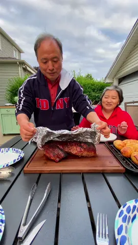 Mom & dad have never lived in a house with a backyard until they moved to America. So grilling is new and exciting to them. Dad is an amazing eater and a cleaner but never cooks. I think he did a great job for his first time grilling a steak. What do you guys think?  #weber #webergrill #grilling #bbq #steak #summerfood #mukbang #foodreview #webergenesis 