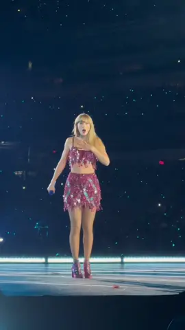 Taylor points at a fan!!#swiftiexx #taylorswift #fyp #fy #fypシ #xyzbca #viral #edit #erastour #erastourtaylorswift #swiftie 