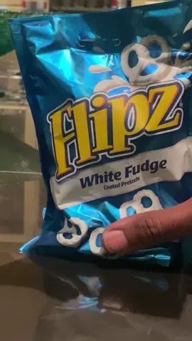White Chocolate Covered Pretzels For The Win 🥨 #pretzel #whitechocolate #asmr #flipz 
