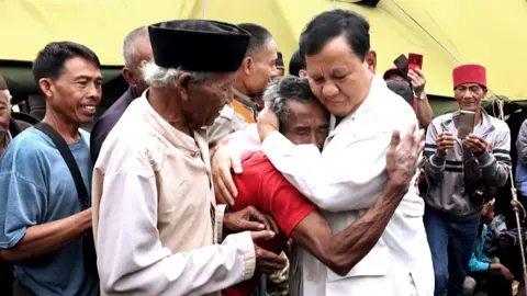 Prabowo kunjungi wong cilik disambut dan di peluk dengan rakyat kecil  #prabowo #prabowountuksemua #prabowosubianto #prabowopresiden #prabowosubianto🇮🇩 #prabowomenang #jawapride 