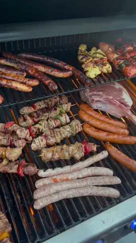 Qui est un fan de barbecue ici ? Mais surtout, qui s’occupe de la cuisson de la viande ? 😂👋  #bbq #bbqtiktok #bbqfood #bbqlovers #bbqparty #bbqmeat #broilking #broilkingbbq #outdoorcooking #meat #meatlovers 