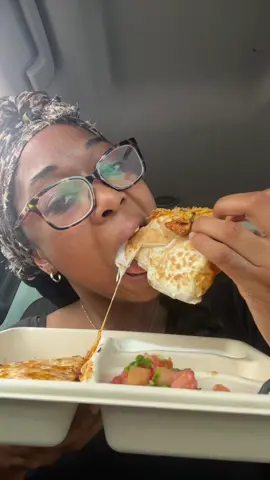 Chipotleeeee #kayyeatss #Foodie #chipotle #chipotlequesadillas #mukbang #eatingsounds #eating #eatwithme #asmrsounds #crunchsounds #eastingsounds #eatingmukbang #chewingsounds 