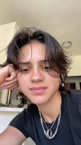 Besitos. I don’t know how to use this app quite yet. But i wanted to come on here and send my love. Let you know i’ve been seeing the edits. Los quiero mucho. x 