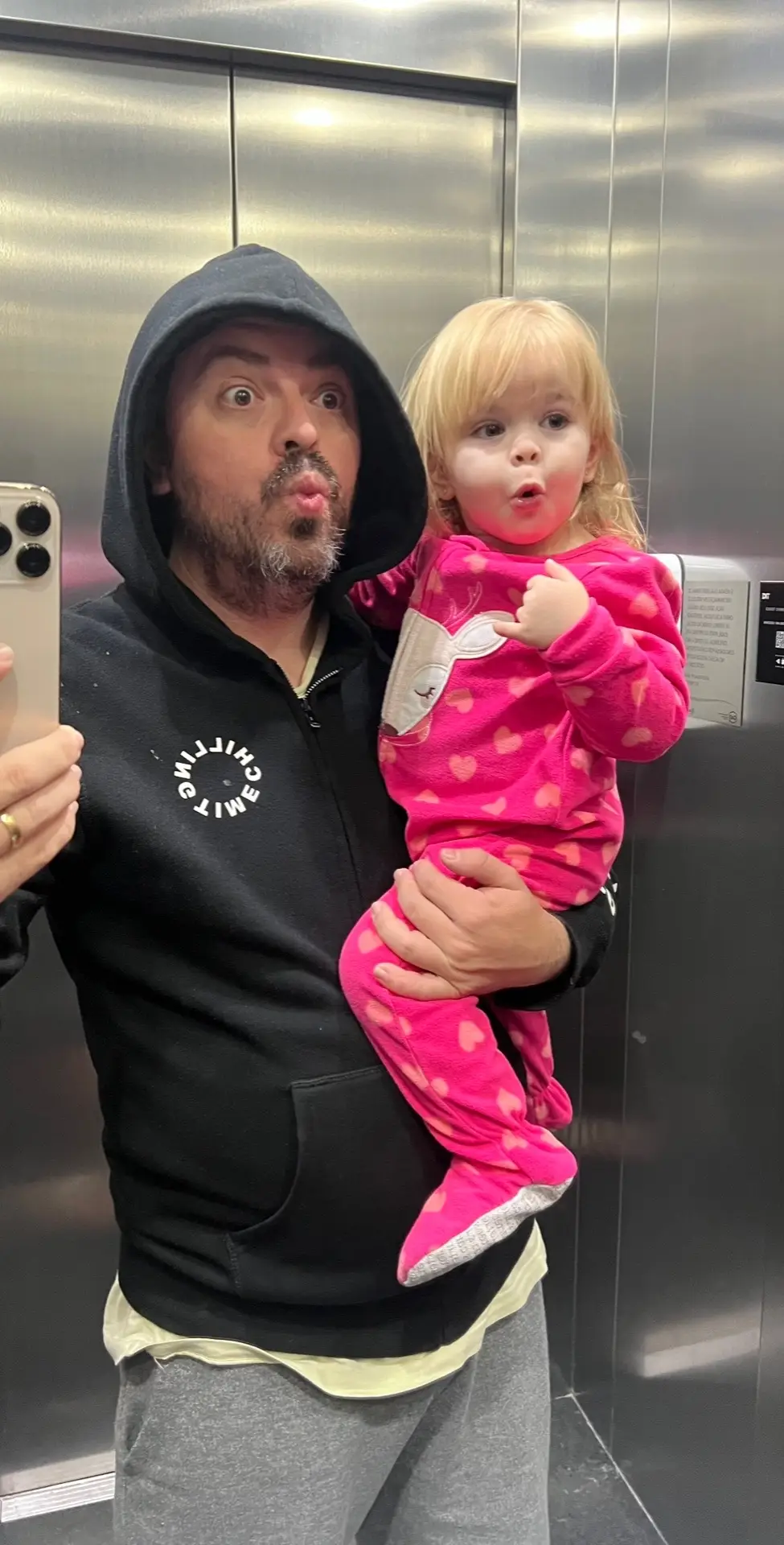 Fazendo careta no elevador com o papai @Mario Andrade #bebe #papai #mamãe #irmaos #familia #amor 