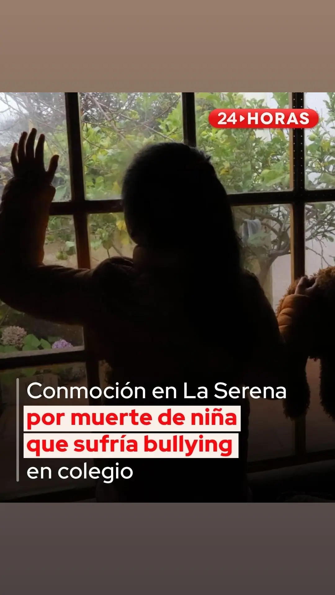 ￼La Nación CONMOCIÓN EN LA SERENA POR SUICIDIO DE ALUMNA DE 13 AÑOS QUE SUFRÍA BULLYING Marcela Rivera, madre de la menor, señaló al diario El Día que la decisión de su hija se debió al maltrato que sufría al interior del recinto y los que habrían sido conocidos por el establecimiento. Patricia Schüller Gamboa   Julio 18, 2023 Comparte esta noticia       ￼ Conmoción provocó en La Serena el suicidio de una niña de 13 años que sufría bullying en su colegio, según denunció la madre de la menor. La niña cursaba octavo año básico en el Colegio Gerónimo Rendic de calle Las Casas y murió el viernes pasado. Su madre, Marcela Rivera, señaló al diario El Día que la decisión de su hija se debió al maltrato que sufría al interior del recinto y los que habrían sido conocidos por el establecimiento. Según relata su madre, el acoso en contra de su hija comenzó en 2021 tras el regreso a clases presenciales, cuando cursaba sexto básico. “Al volver, la primera semana en el colegio se esguinzó la rodilla. Nunca dijo que le pasó, pero ella quería ir al colegio con muletas porque ella amaba ir para allá. Durante 6 años su promedio era 7. Así empezó todo”, afirma. “Debió usar muletas y terapias por unos dos meses, con dolores muchas veces. Pero como la guerrera que era, ahí estaba, siempre al pie, con una sonrisa. Pero el bullying comenzó desde ahí, pues se ganó el apodo de la ‘coja y la discapacitada’”, sostiene la mujer. En paralelo, Marcela señala que a su hija le descubrieron una enfermedad llamada “hoffitis” en ambas rodillas, que es una patología que afecta a una de las tres almohadillas de tejido blando graso que se encuentran debajo de la rótula y provoca dolor en la parte delantera de la rodilla. “Ella era una niña inquieta. Lo único que quería era jugar a la pelota, era amante de sus animales, y le gustaba andar a caballo. Hasta junio de 2022 estuvo en terapia por sus rodillas tres veces a la semana, pero nunca faltó a clases. Luego la vio otro especialista en rodilla y la tuvo en terapia hasta febrero de 2023”, indica la madre. Tras esto, la menor llegó este año a cursar octavo básico, pero volvió a tener un esguince. Ahora, a su tobillo tuvieron que colocarle una bota y volver a terapia nuevamente. “Otros cursos empezaron a molestarla, que era la ‘niñita del Sename’. Yo hablé con su profesor jefe, pero él quería nombres, y ella nunca quiso darlos, porque sabía que quizás esos chicos se ganarían una anotación negativa”, manifestó. La madre afirma que, como su hija en los últimos días, antes de salir de vacaciones, se movilizaba en silla de ruedas, le había pedido que no fuera al colegio para evitar que la molestaran. Pero la niña se negó y prefirió seguir asistiendo. “Me dijo, ‘mamá, necesito visualizar que hay niños diferentes y que nadie los puede dañar’”, relata. No obstante, Rivera asegura que en el colegio siempre le bajaron el perfil a las denuncias y que no hubo ninguna contención para su hija ni para los niños que la acosaban. “Me dijeron que harían una investigación. Salí del colegio y nunca nos volvieron a llamar”, asegura la madre. De todas maneras, Marcela Rivera asegura que no apunta a buscar responsables. Pero lo que sí, le preocupa que otros niños del curso de su hija están viviendo situaciones similares, asegura. Por lo mismo, su intención es evitar que lleguen al extremo que vivió la estudiante de 13 años. “Me enteré en el funeral de mi hija de otros casos. Los padres han ido a hablar al colegio, pero han obtenido la misma respuesta. Le bajan el perfil, y que se viene una investigación, de la cual, nunca se sabe el resultado”, lamentó. COMUNICADO DEL COLEGIO Por su parte, mediante un comunicado, el Colegio Gerónimo Rendic lamentó el hecho y envió sus “sentidas condolencias para la familia Lobos Rivera ante la sensible pérdida de su querida hija y alumna nuestra”. En el texto, agregan que desde siempre y, especialmente desde el retorno a clases presenciales, como colegio, han estado preocupad