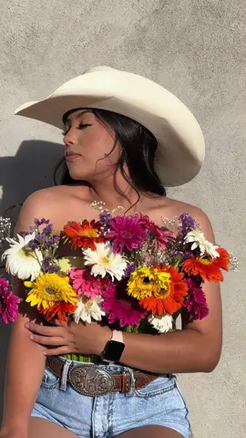 #photography #cowgirls #flowershoot @Yareli.martinez<3 @Yarelii Martínez 