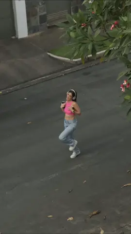 Dancing into the weekend 🎧🕺💖
