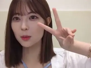 ピースの時小指が離れちゃう癖が可愛い。整ってる顔面は後輩から絶賛の嵐#岩本蓮加 #乃木坂46 #れんたん #初投稿 