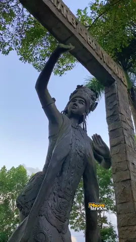 Patung Gandrung Banyuwangi di jalur Gunung Gumitir, dengan beragam cerita mistisnya. Ada yang pernah singgah dan photo-photo di sini? Kunjungi Channel Youtube LAND OF OSING BANYUWANGI untuk menonton video selengkapnya. #suasanadesa #banyuwangi #fyp #pedesaan #pedesaanindah #landofosingbanyuwangi #dheonlandos #gumitir #patunggandrunggumitir