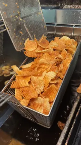 The HOUSEMADE POTATO CHIPS from @Mark’s Off Madison in NYC ate elite. 🥔💥🤤 Give me ALL THE CHIPS. 👌 #DEVOURPOWER #fyp #foryou #foodtiktok #marksoffmadison #nyc #nycfood #potatochips #chips #newyorkcity #housemade #foodies #foodblog #nycfoodblog #cooking #Recipe #newyorkcityfood #crunchy #crispy 