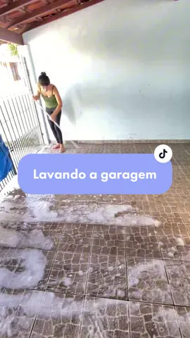 Sextou por aqui, e hoje foi dia de aproveitar e lavar a garagem ✨🙌🏻 . . . #lavandoquintal #vibedelimpeza #quintal #limpezapesada 