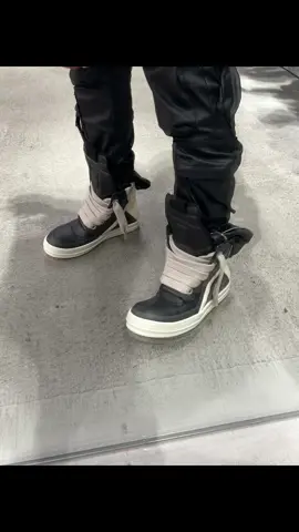 太い紐が目立つrick owens🩶 . #rickowens  #geobasket 