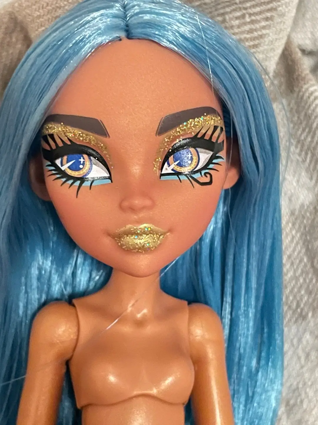 I’m sorry but the gold lips look like concealer lips 😭 #dolls #dollcollector #monsterhighdolls #dollcollection #y2k #repaint #cleodenile #mh #mhg3 #dollcollectors #g3 