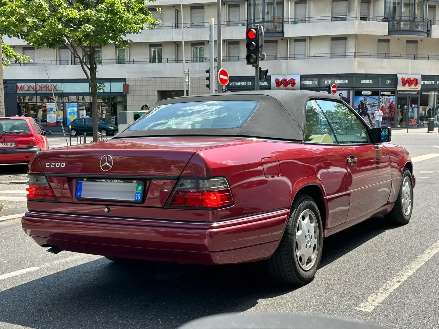 Un petit #carspotting dans le quartier juste pour aller a la  déchèterie place sous le signe des Benz de la grande epoque ! Quelle classe le cab et quelle couleur ! 🥰 la 560 j ai pas pu faire une video de bonne qualite, dommage elle faisait un bruit de v8 bien gorgeous 🥰🥰 #mercedes #mercedesbenz #benz #w124 #w124mercedes #a124 #a124mercedes #e200 #w126 #c126 #c126sec #merco ##560 #560sec #560secamg 