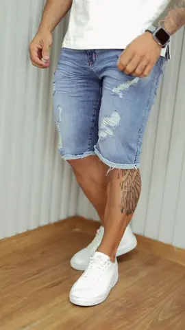 Bermuda slim jeans, disponível em todos os canais de venda. 🔥 • Bermuda Slim Destroyed R$139,90 (5% de desconto no Pix ou em até 6x R$23,32 sem juros no cartão de crédito) 📲WhatsApp (85) 9682-1191 🛍Compre através de nosso site www.cauntjeans.com.br ou entre em contato conosco através do link da bio #jeans #denim #calção #bermuda #slim #destroyed #pigmento #detonado #rasgada #style #fashion #cauntjeans 