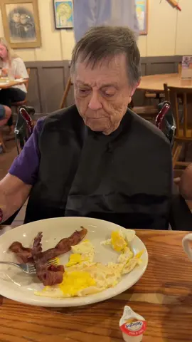 Beeakfast at @Cracker Barrel #ENDALZ #alzheimers #alzheimersawareness #alzheimersdisease #alzheimerscare #dementia #alzheimer #caregiver 
