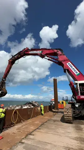 Ashleigh Contracts Hitachi EX1200 dredging the remnants of an old pier from the harbour at Brodick on the Isle of Arran.  #ashleighcontracts #dredging #construction #dozer #bulldozer #excavator #digger #heavyequipment #demolition #machinery #engineering #marineengineer 