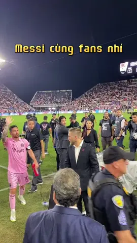 Messi thân thiện với fans nhí 🥰 #messi #fans #intermiami #FIFAWWC #WomenInSports #thethao247