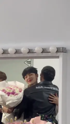 ZEE WENT TO GIVE NUNEW FLOWERS IN SUPPORT AT HIS CONCERT HE WAS A PART OF 🥺😭 • #NuNew #zeepruk #zeenunew #nunewchawarin #zeeprukpanich #zonzon #NanaNu #zunshine #nunewzee 