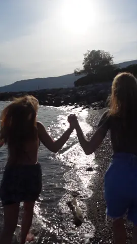 Svi u životu imamo tu jednu osobu sa kojom se najbolje slažemo oko svega i sa kojom bismo podelili sve! Pa čak i naše omiljene jutarnje rituale, smejanje na plaži kao i preporuke kako da koriste svima omiljenu @NIVEA soft kremu. Sigurna sam da je većina vas već probala, ali ja vas pozivam da već večeras organizujete skin care veče sa osobom sa kojom ste #matchingbesties i onda napišete u komentaru za šta tačno vi koristite NIVEA Soft! #matchingbesties #friendstok #nivea #nivesoft #teamupwithyourskin 