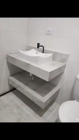 Bancada superior e inferior com cuba de sobrepor... praticidade e elegância no seu banheiro #porcelanataria #estilobomgosto  #construindosonhos #bancadadeporcelanato 