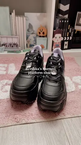 These came out right after i bought the kuromi sneakers from bershka. #fypシ #Vlog #kpop #maximalism #aesthetic #kpopfyp #kpoproom #aestheticroom #netherlands #sanriocore #sanrioaesthetic #kuromi 