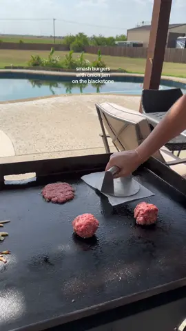 It was 112° with the heat index while i cooked this 🫣🥵 #blackstone #blackstonegriddle #blackstonegriddlecooking #blackstonegrill #familydinner #outdoorcooking #familyrecipe #Summer #poolside #poolsidecooking #girlswhogrill #smashburgers  #smashburger  #asmr #blackstoneasmr