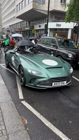 When the British weather catches you out in an Aston Martin Speedster 🌧️ #cars #supercars #astonmartin #v12 #speedster #bugatti #chiron #supersport #london 