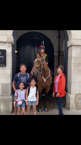 #foryoupage  #tiktokviral #viraltiktok #viralvideo #videoviral #follow #subscribe #like #share #bestvideo #fypviral #donottouch  #horseguardsparade #changingoftheguards #royalguards #thekingsguards #kingsguard #kingshorse #fyp #foryou #fypシ #fanpage #tourists #london #kingstroop #royalhorse 