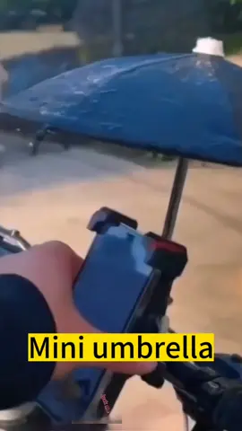 The mini umbrella is placed on the motorcycle mobile phone holder. The umbrella riding the mobile phone is no longer afraid of the rain and is not afraid of the sun to protect our mobile phone.#Waterproof #Good 