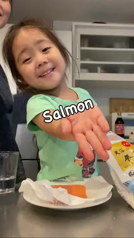 Thank you salmon donburi🍣🥰 @umami_kimonomom  #kimonomom #kitchenparenting #umamisauce #dukedon #KMumami #salmon #sushi #donburi #mealprep #parenting  #japanesefood #homecooking