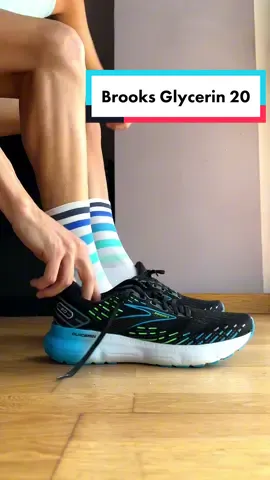 🔊 ASMR Brooks Glycerin 20  Las Glycerin 20 son una de las apuestas ganadores de Brooks, un clásico de entrenamiento para ritmos tranquilos, muy confortables, mucha amortiguación y con una durabilidad muy muy alta. En esta edición toda la media suela pasa a ser DNA Loft v3, la espuma con nitrógeno infusionado de Brooks y también hay algunos cambios en upper. Drop de 10mm y unos 290 gramos de peso. 👉 LINK en mi BIO.  — The Glycerin 20 are one of Brooks' winning bets, a training classic for easy pace, very comfortable, with plenty of cushioning and very, very high durability. In this edition, the entire midsole becomes DNA Loft v3, Brooks' nitrogen-infused foam, and there are also some changes to the upper. Drop of 10mm and about 290 grams of weight.  #asmr #zapatillasparacorrer #Running #correr #brooks #brooksrunning #brooksglycerin20   #glycerin20