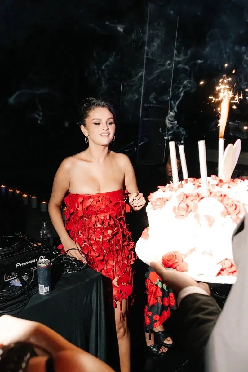 Así ha sido el cumpleaños plagado de estrellas de @Selena Gomez, con estrellas como @Karol G, @Christina Aguilera, @SAWEETIE 🖤 , @Tyga o @Diplo  {Te contamos los detalles de su vestido en el link de la bio}