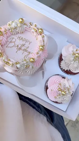 4 inch mini cake + cupcake set💕🫶🏻 feeds 2-4 people! Piping tips: 1M, 4B, 6B 💕 #cake #cupcakes #cakereel #cakereels #food #foodie #viral #cakemaking #cupcakedecorating #cupcaketiktok #baketok #caketok #cakemaker #homemade #reelsviral #satisfying #satisfyingvideo #pipingvideo #foodoftheday #fyp #cakelover #howto #tutorial #learnontiktok 