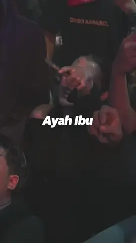 Lagunya sangat mewakili 😭 🎵 Karna Mereka - Ayah Ibu 🎥 satriabintangi #ayah #ibu #ayahibu #orangtua #konser #konser 