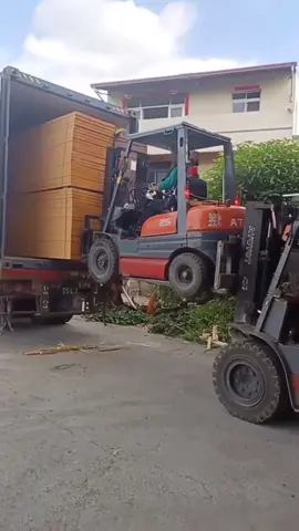 Skill Dewa nih supir Forklift nya...