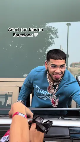 Anuel haciendose fotos con los fans el domingo en Barcelona 🥰 #anuel #rbfbarcelona #reggaetonbeachfestival #anuelaa #anuelbarcelona #reggaeton #realhastalamuerte 