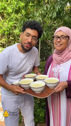 Ecco a voi la HSSOUA, una zuppa marocchina che mia madre adora. La si beve spesso durante il Ramadan, ma non è insolito trovarla sulle tavole di casa e ristoranti anche durante il resto dell’anno.  Ed è stato bellissimo portare Momo’s Kitchen direttamente nel giardino della casa di famiglia in Marocco ❤️ #cucinasana #cucinaestiva 