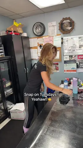 #LiveOutlandish #fyp #foryou #mechanic #girlmechanic #femalemechanic #mechanicsoftiktok #apprentice #cargirl #cars #automotive #snaponlife #snapontools #snapontruck #snapongirl #snapon #ratchets 