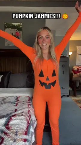 i love halloween🧡 #halloweenjammies #pumpkinjammies #vshalloween #pinkhalloween #halloweenpajamas #victoriassecret #unboxing 