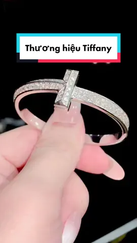 Tiffany & Co thương hiệu thời trang cao cấp của Mỹ ạ #trungdiamond #longngocluxury #muasam #muasamonline💖 #trangsuckimcuong #kimcuong #trangsuc #kimcuongthiennhien #gia #vòngtay #vòngtaykimcương #tiffany 