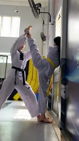 Cuộc đời mình vốn dĩ có thể rất đơn giản nhưng mình lại luôn chọn con đường khó khăn :)) Mỗi ngày về toàn thân đau nhức xong cắm mặt vào học hành công việc nhiều lúc tự hỏi 