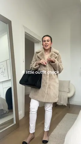 Todays outfit 🤍 #outfitcheck #OOTD #furcoat #classicfashion #zarajeans #zaradenim #balletflats #howtostyle #zarastyle 
