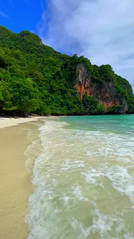 The deserted beach of Monkey beach 🌴💦📍Phi Phi Island 🥥 Krabi , Thailand 🇹🇭 . . When I stepped onto the golden sands of Monkey Beach at Phi Phi Island, a feeling of paradise washed over me. The crystal-clear waters sparkled under the brilliant sun, while the lush vegetation mirrored in the azure waves. Playful monkeys leaped from tree to tree, adding a touch of whimsy to this idyllic scene. The air was filled with the salty scent of the sea, and the soothing sound of the waves gently lulled me. It was a haven of peace where time seemed to stand still, allowing me to marvel at the untouched beauty of nature. Monkey Beach at Phi Phi Island will forever remain an enchanting memory, a preserved slice of heaven in my heart 🌴🐒 . . . . #thailand #thailandia #thailande #tailandia #travelthailand #thailandtravel #monkeybeach #kohphiphi #phiphiisland #krabi #beachvibes #islandlife #vacation #viaje 